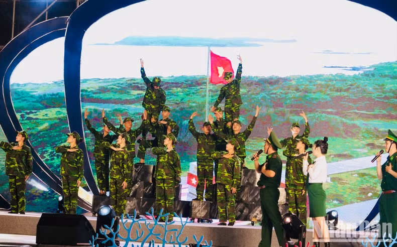 A performance by the Lao Cai Provincial Mobile Propaganda Team. A performance by the Lao Cai Provincial Mobile Propaganda Team.
