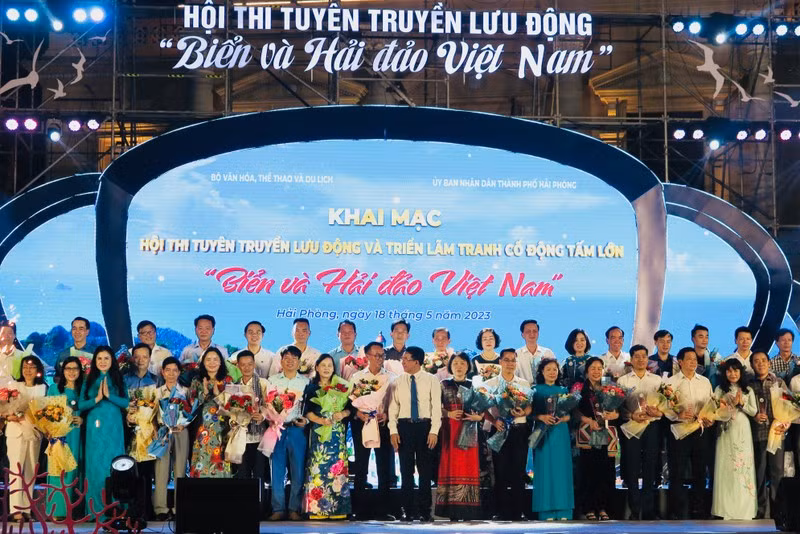 Leaders of the Ministry of Culture, Sports and Tourism together with leaders of Hai Phong City present flowers to representatives of teams participating in the contest.