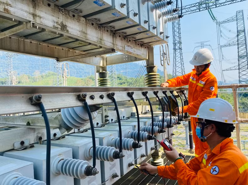 Monitoring substation equipment, ensuring the national power transmission system operates safely, stably and continuously. (Photo: QUANG THANG) Monitoring substation equipment, ensuring the national power transmission system operates safely, stably and continuously. (Photo: QUANG THANG)