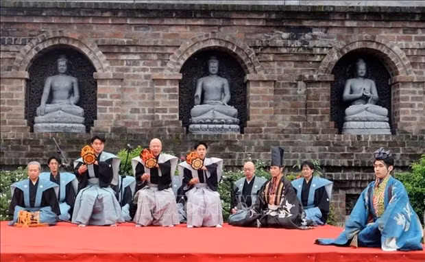 Japanese artists introduce Kyogen, the first comedic art form in Japan with a history of 650 years to Vietnamese audiences. (Photo: VNA)