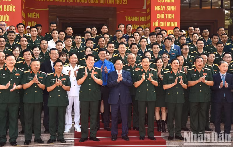 Prime Minister Pham Minh Chinh and delegates take souvenir photos.