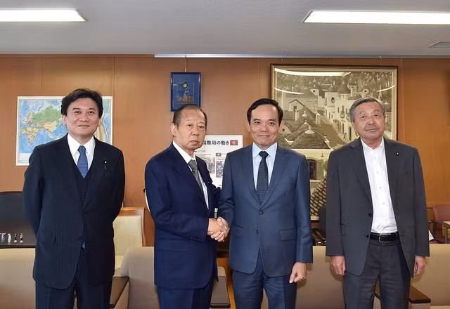 Deputy Prime Minister Tran Luu Quang shakes hands with Chairman of the Japan - Vietnam Parliamentary Friendship Alliance Nikai Toshihiro (Photo: VGP)