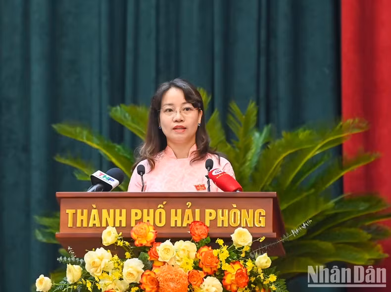 Secretary of An Duong District Party Committee Tran Thi Quynh Trang gives a presentation at the meeting.