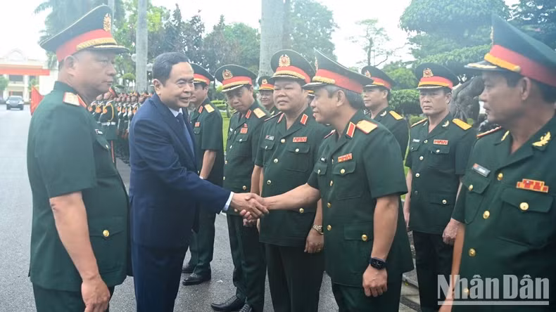 National Assembly Chairman Tran Thanh Man and leaders of Military Region 3 Command.