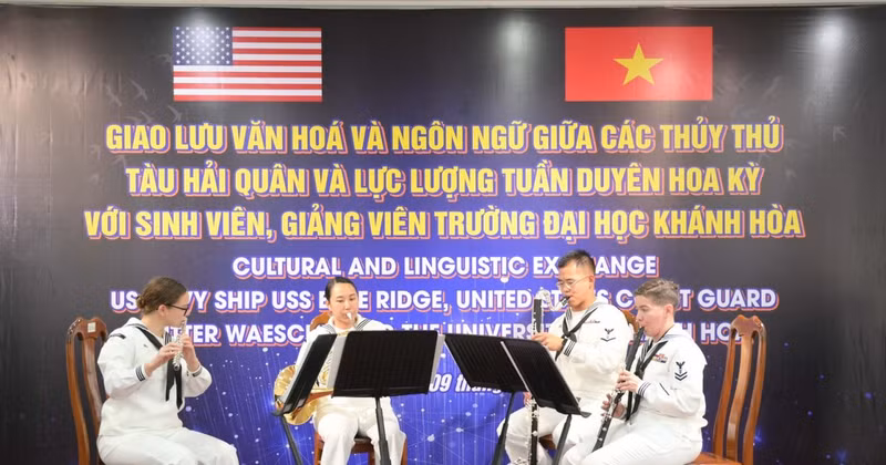 The 7th Fleet Band perform at a cultural and linguistic exchange at the University of Khanh Hoa on July 10. (Photo: baokhanhhoa.vn)