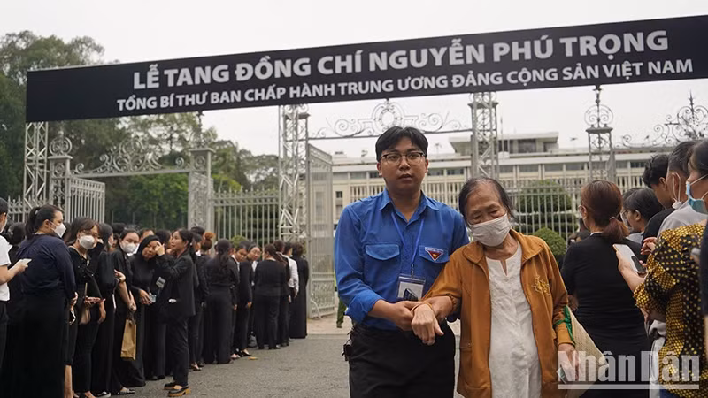 Despite his poor health and difficulty in walking today, a citizen still tried to pay his respects to General Secretary Nguyen Phu Trong. Despite his poor health and difficulty in walking today, a citizen still tried to pay his respects to General Secretary Nguyen Phu Trong.
