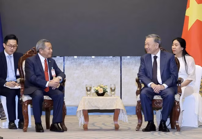 President To Lam meets with Boviengkham Vongdala, Chairman of the Laos-Vietnam Friendship Association. (Photo: VNA)