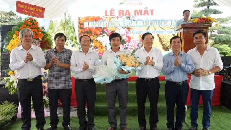 Leaders of Ben Tre Province present congratulatory flowers at the launching ceremony. (Photo: HOANG TRUNG)