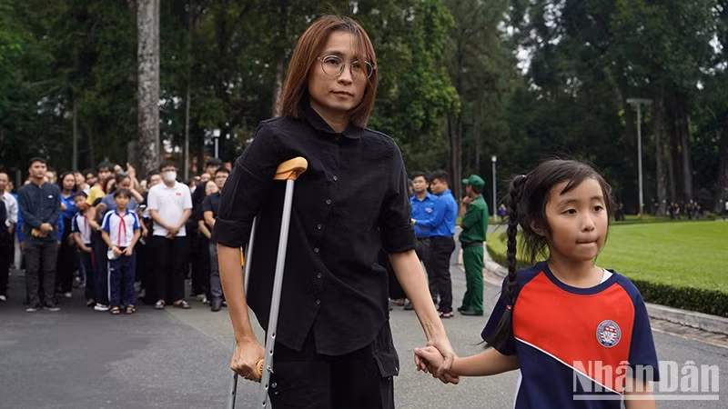The elderly and people with disabilities were given priority to enter the Reunification Place to pay their respects to General Secretary Nguyen Phu Trong first. The elderly and people with disabilities were given priority to enter the Reunification Place to pay their respects to General Secretary Nguyen Phu Trong first.