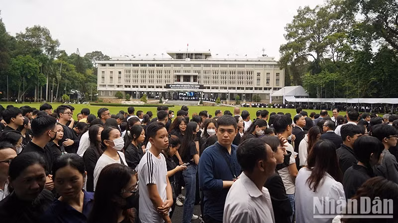 As the afternoon progressed, the Reunification Place became more and more crowded with people coming to pay their respects to General Secretary Nguyen Phu Trong. As the afternoon progressed, the Reunification Place became more and more crowded with people coming to pay their respects to General Secretary Nguyen Phu Trong.
