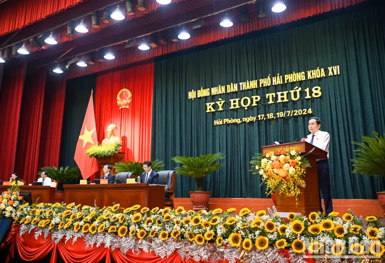 National Assembly Chairman Tran Thanh Man gives instructions at the meeting.