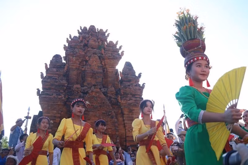 Cham women perform traditional dances at the festival. Cham women perform traditional dances at the festival.