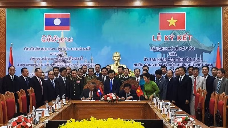 Chairman of Kon Tum Provincial People's Committee Le Ngoc Tuan and Governor of Attapeu Province Let Xaynhaphone, signed an (MoU) from 2022 to 2027.