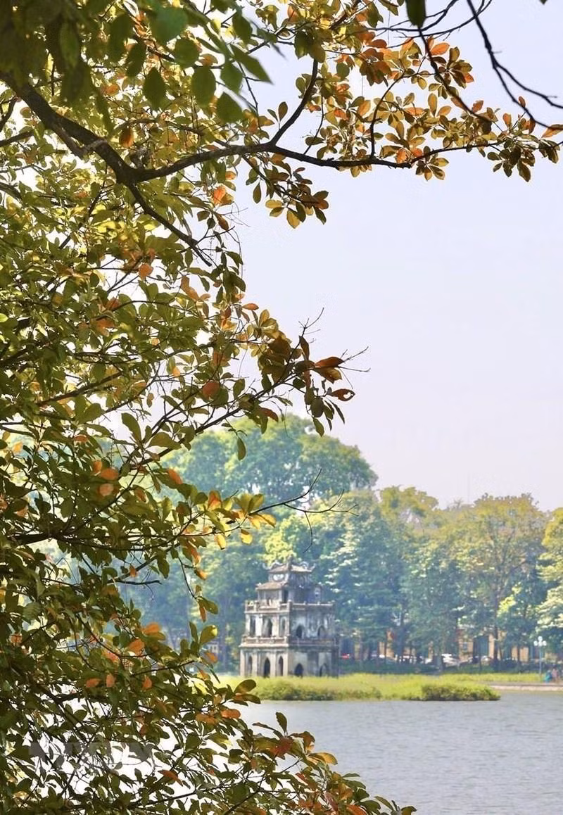 Hoan Kiem Lake with many colours in late autumn. (Photo: Hoang Hieu/VNA)