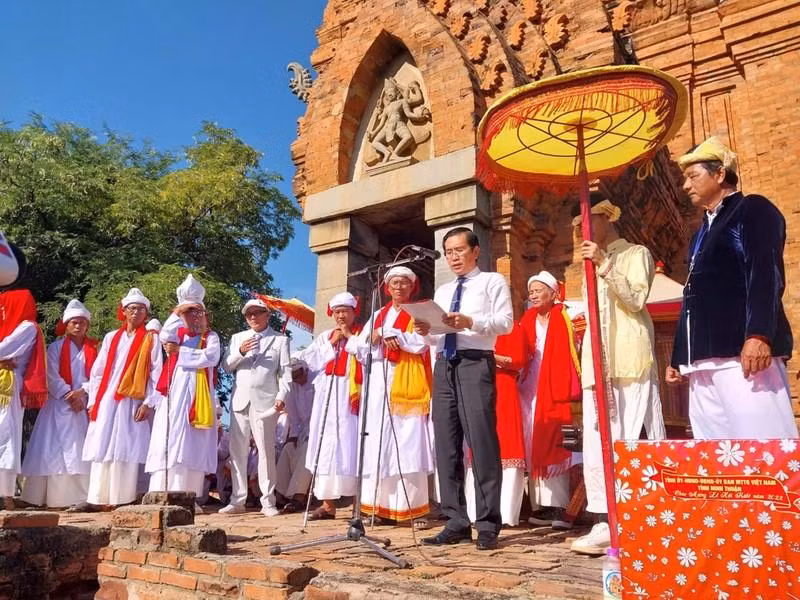 The representative of Ninh Thuan province congratulated the Cham people at the ceremony. The representative of Ninh Thuan province congratulated the Cham people at the ceremony.