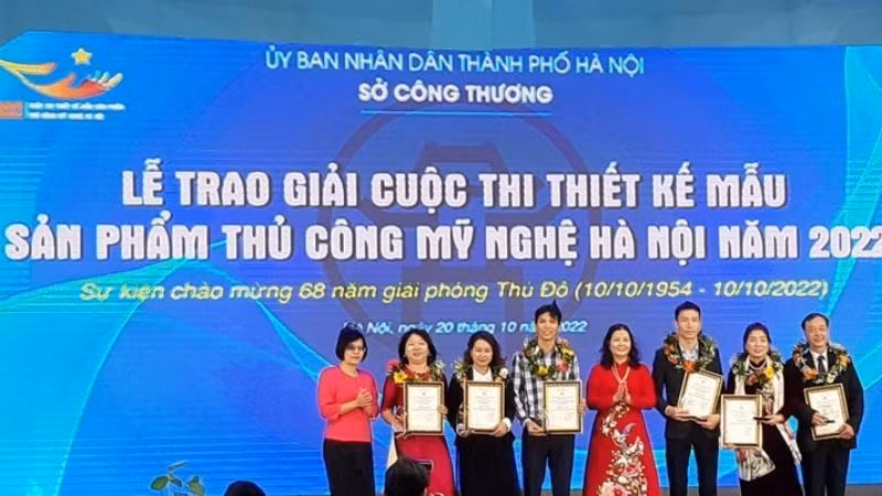 The organising board presents prizes to the authors of the outstanding works of the contest.