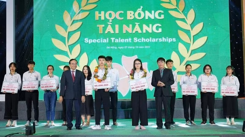 Outstanding students receive the Hoa Anh Dao (Cherry blossom) talent scholarship.