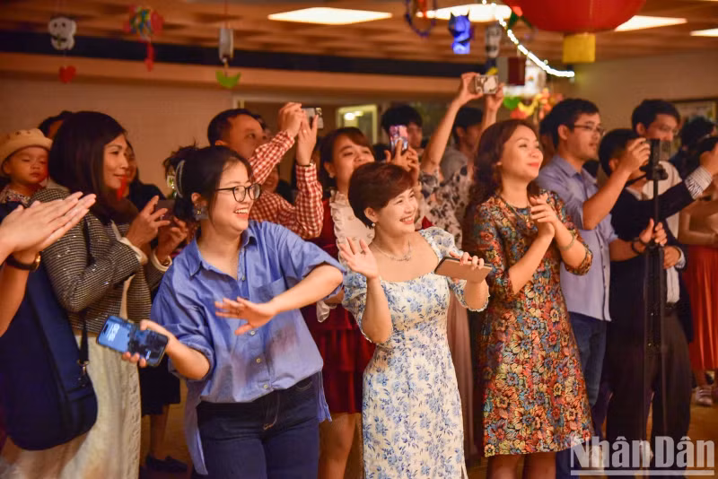 Officials of Vietnamese representative agencies in France are busy preparing for the Mid-Autumn Festival for children, but it is also like returning to the Mid-Autumn Festival in their childhood memories. Officials of Vietnamese representative agencies in France are busy preparing for the Mid-Autumn Festival for children, but it is also like returning to the Mid-Autumn Festival in their childhood memories.