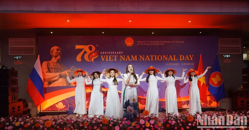 Cultural performance to celebrate Vietnam's National Day in Russia. (Photo: XUAN HUNG)