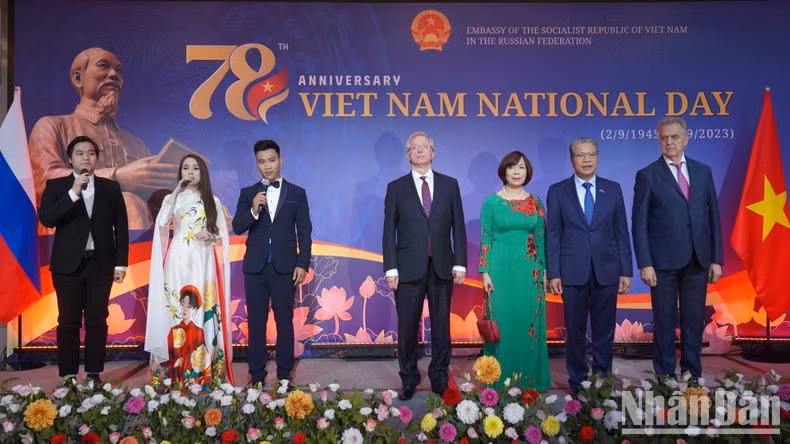 Ambassador Dang Minh Khoi and the Russian leader presided over the flag-raising ceremony of Vietnam and Russia at the ceremony. (Photo: XUAN HUNG)