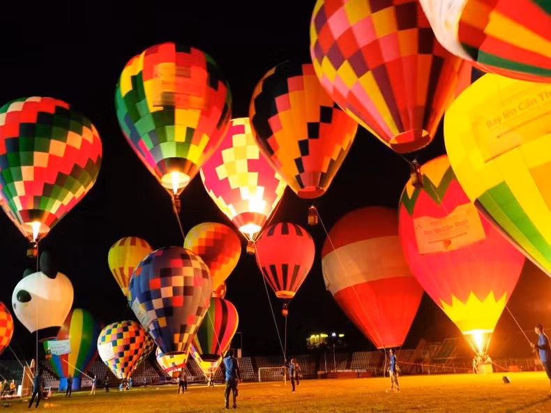 The hot air balloons create an impressive scene to attract tourists.
