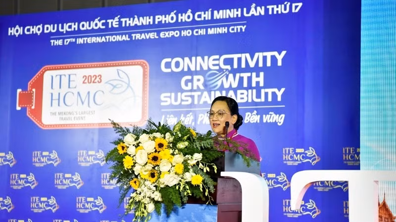 Nguyen Huyen Anh, Deputy Director in charge of Quang Ninh Department of Tourism, gives the opening speech of the programme. (Photo: Organising board)