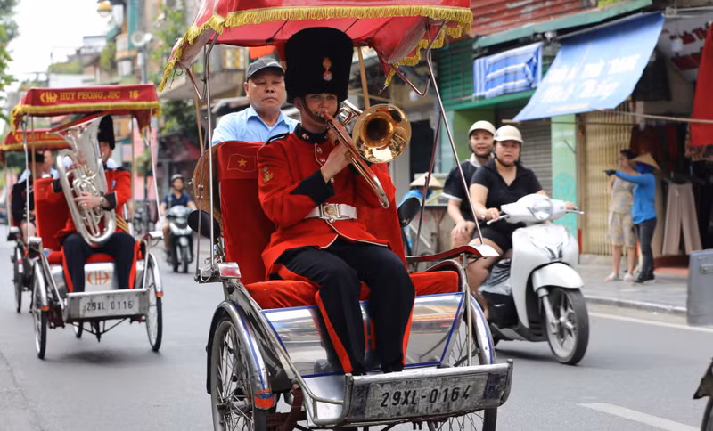 Familiar Vietnamese melodies are transformed to become more strange and interesting.