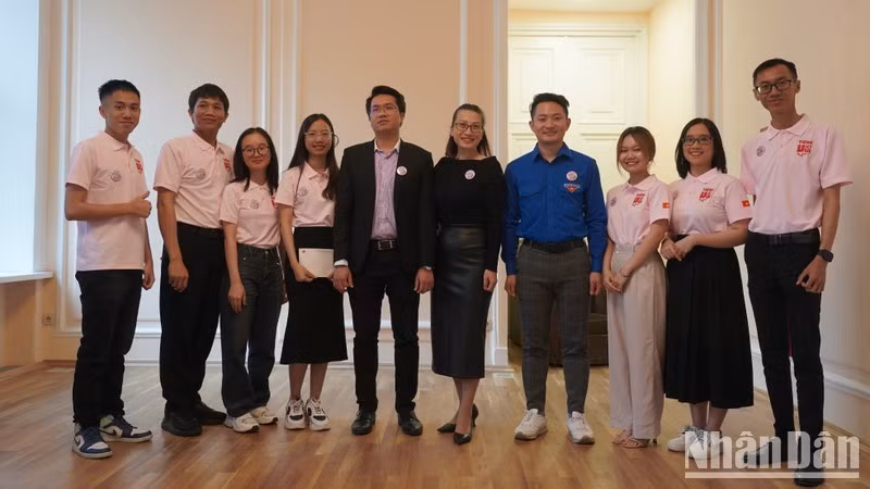 Vietnamese students participate in teaching in the 'Tieng Viet Vui' programme, with delegates taking souvenir photos. (Photo: XUAN HUNG)