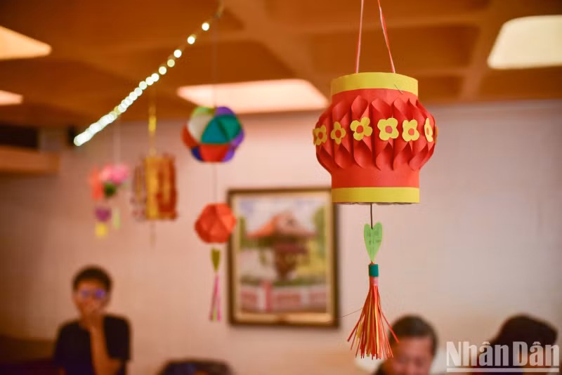 Colourful lanterns using diverse materials made a strong impression on the judges about the intelligence and ingenuity of the children, when taking advantage of recycled and environmentally friendly items. Colourful lanterns using diverse materials made a strong impression on the judges about the intelligence and ingenuity of the children, when taking advantage of recycled and environmentally friendly items.