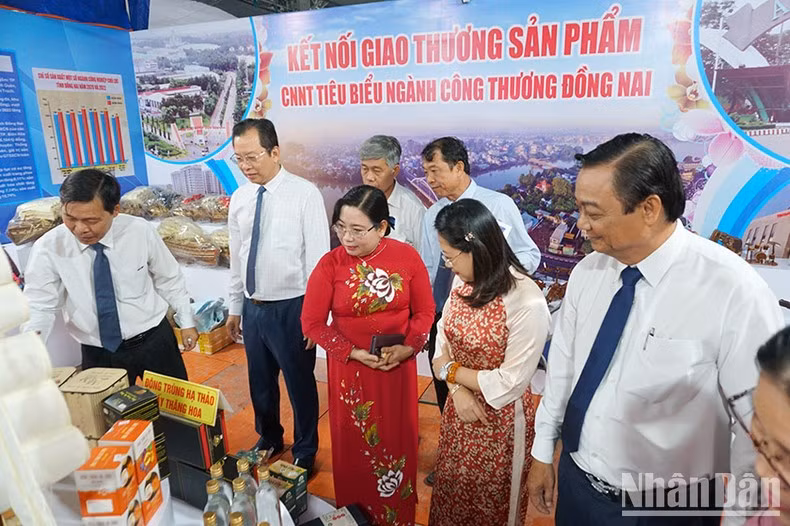 Photo: Delegates visit a booth at the fair. Photo: Delegates visit a booth at the fair.