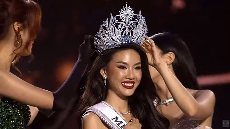 Bui Quynh Hoa receiving the prestigious crown. Bui Quynh Hoa receiving the prestigious crown.