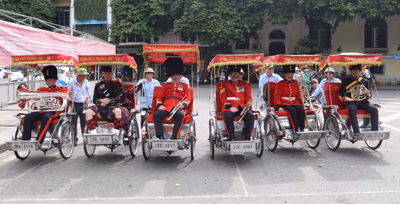 UK Military Band take souvenir photos