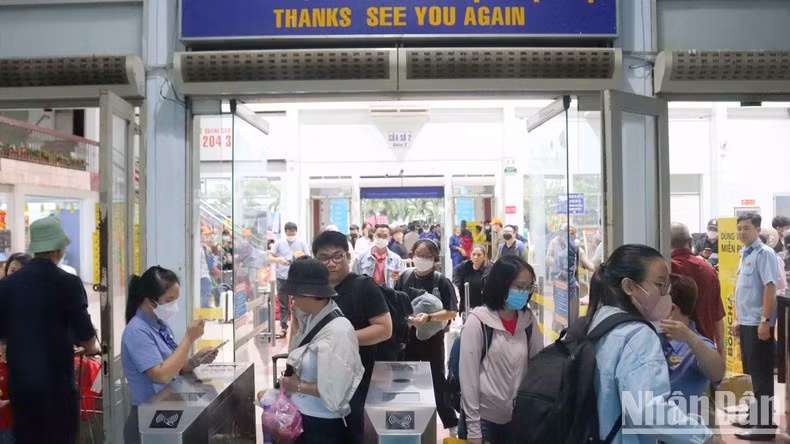 At Saigon station, by 5.30 pm, the number of passengers began to increase. At Saigon station, by 5.30 pm, the number of passengers began to increase.
