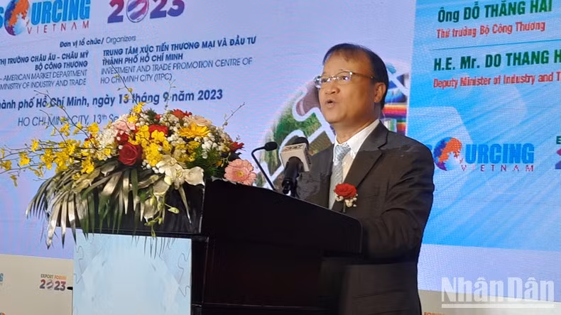 Deputy Minister of Industry and Trade Do Thang Hai speaks at the opening ceremony.