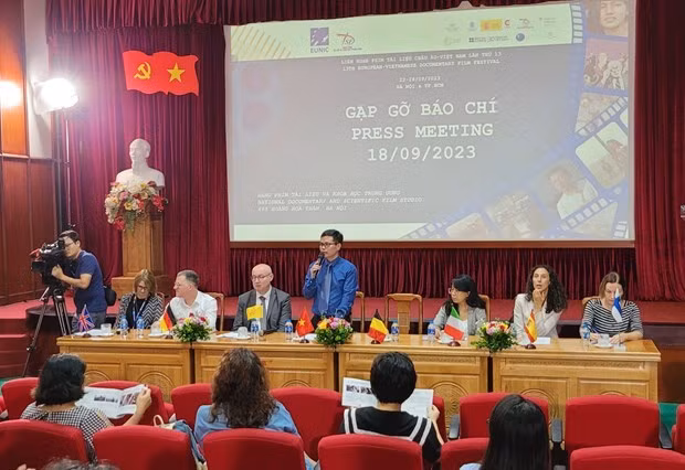 Deputy General Director of the National Documentary and Scientific Film Studio Trinh Quang Tung speaks at the press meeting. (Photo: VNA)