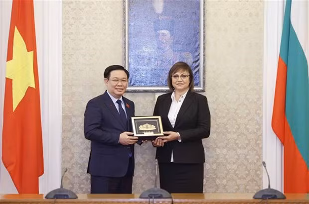 National Assembly (NA) Chairman Vuong Dinh Hue (L) and Chairwoman of the Bulgarian Socialist Party (BSP) Korneliya Ninova, who is also President of the Parliamentary Group "BSP for Bulgaria". (Photo: VNA)