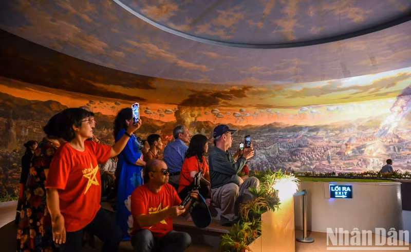 The panorama painting depicts the historical Dien Bien Phu battlefield at different times from late 1953 to May 7, 1954.