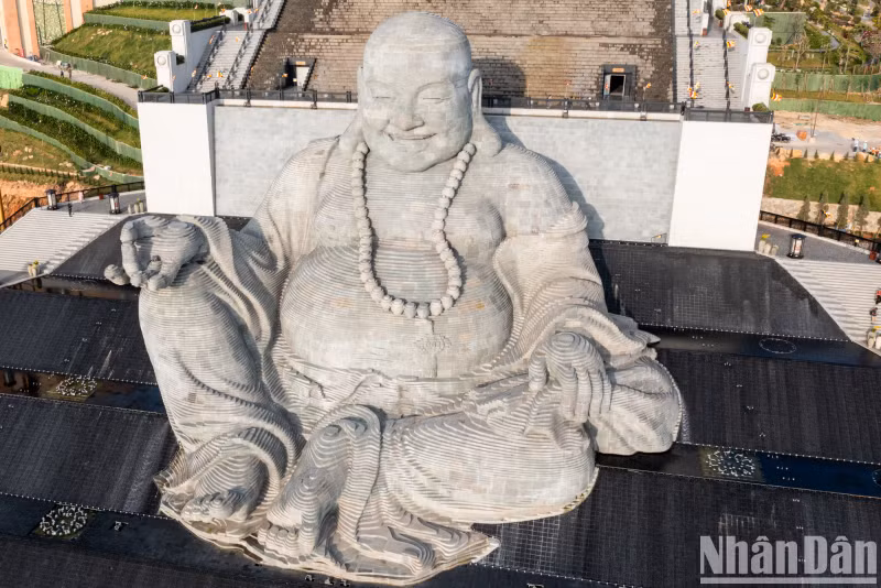 Compared to the largest Maitreya Buddha statues in the world created from stone, the Maitreya Bodhisattva Statue at Ba Den Mountain is the world's largest sandstone statue of Maitreya Buddha. Compared to the largest Maitreya Buddha statues in the world created from stone, the Maitreya Bodhisattva Statue at Ba Den Mountain is the world's largest sandstone statue of Maitreya Buddha.