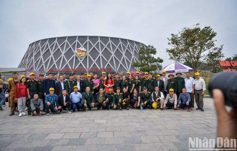 [In Pictures] Panorama depicting historic Dien Bien Phu Victory brings emotions to veterans and tourists ảnh 2