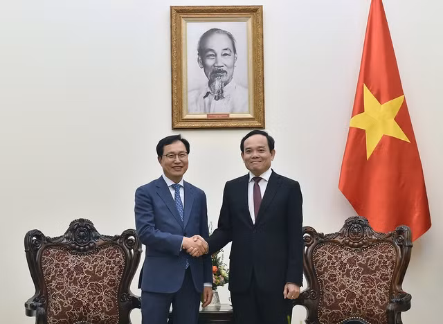 Deputy Prime Minister Tran Luu Quang (R) and General Director of Samsung Vietnam Choi Joo Ho. (Photo: VGP)