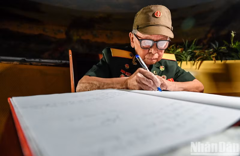 Tran Dinh Duong, a veteran who participated in the Dien Bien Phu campaign. Now 91 years old, Duong emotionally recorded his emotions when visiting to the Dien Bien Phu Historical Victory Museum.