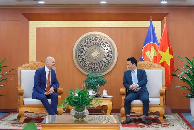 Minister of Natural Resources and Environment Dang Quoc Khanh (R) and Ambassador of the Netherlands to Vietnam Kees van Baar, Hanoi on March 4. (Photo: VNA)