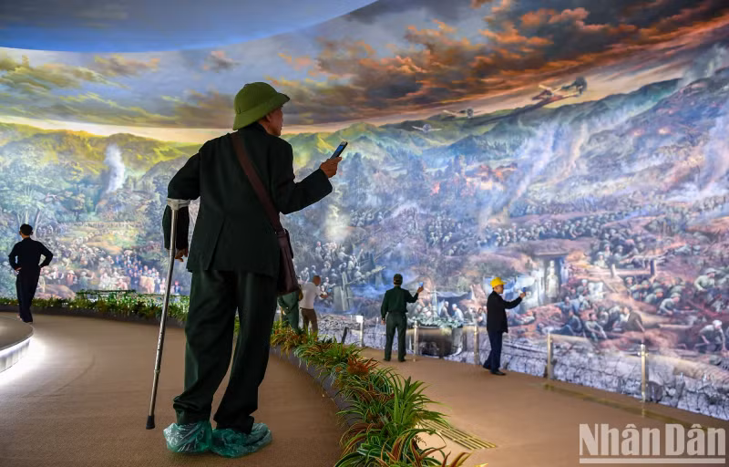 Majestic, majestic and full of proud emotions, that is the feeling of anyone when standing in front of the panorama painting depicting the historical Dien Bien Phu battlefield.