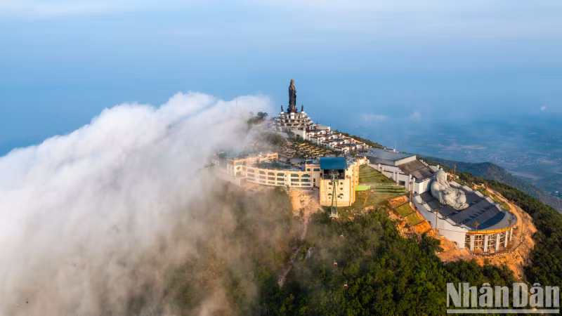 Clouds flowed over the top of the mountain, making the space instantly become surreal and majestic. Clouds flowed over the top of the mountain, making the space instantly become surreal and majestic.