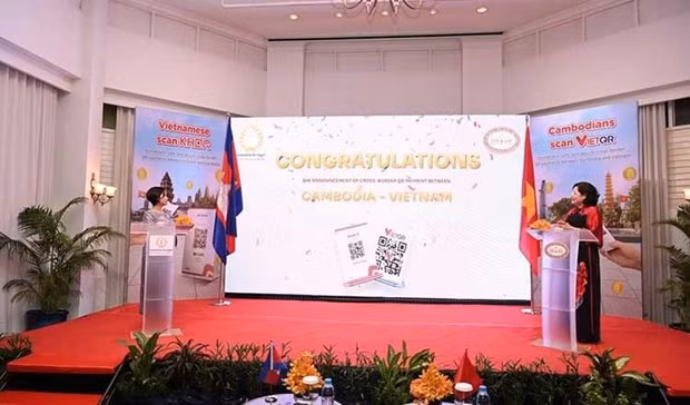 Governor of the State Bank of Vietnam Nguyen Thi Hong and Governor of the National Bank of Cambodia Chea Serey at the launching ceremony of the Vietnam-Cambodia cross-border QR payment link.(Photo: NBC)