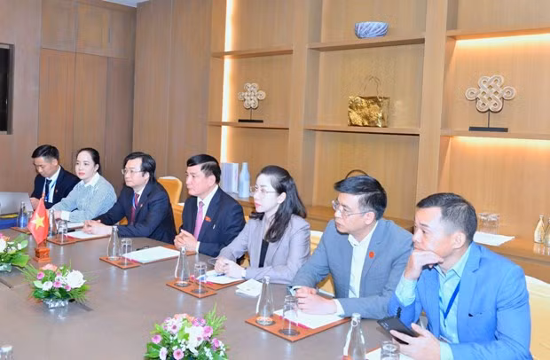 At the working session between General Secretary of the Vietnamese National Assembly Bui Van Cuong and Secretary General of the Lao NA Pingkham Lasasimma (Photo: quochoi.vn)