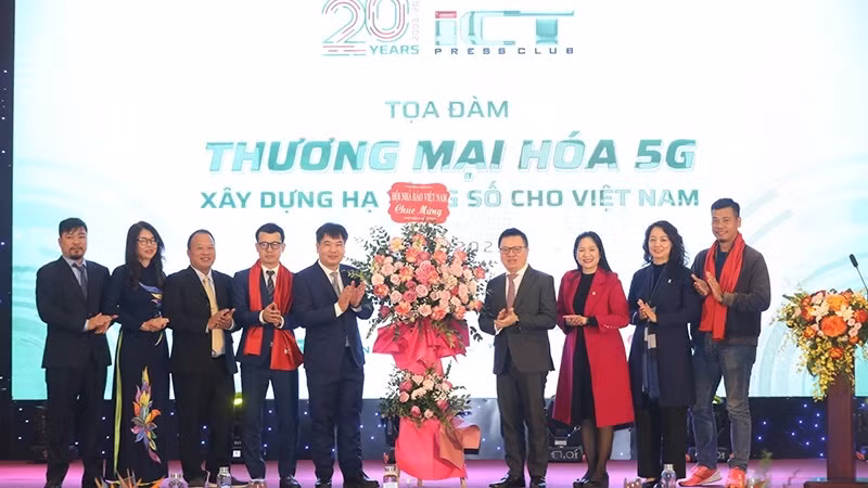 Le Quoc Minh, on behalf of the Vietnam Journalists' Association, presents flowers to congratulate the Vietnam Information Technology Journalists Club (Vietnam ICT Press Club).