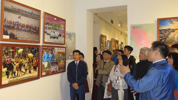 Visitors at the exhibition. (Photo: VNA)