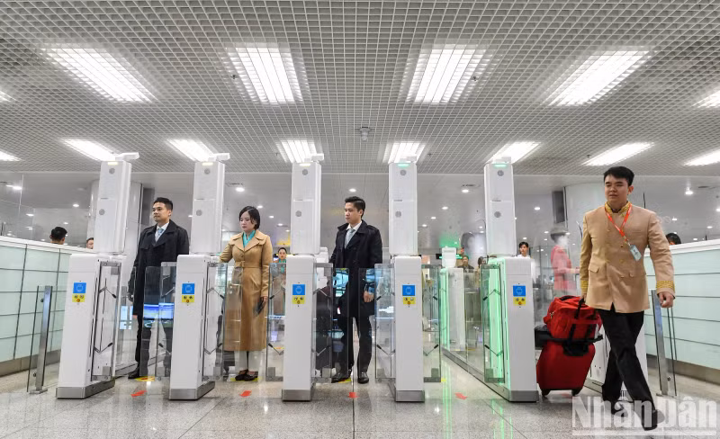In addition to Noi Bai, the Autogate has been applied to four other airports from the beginning of August, including Tan Son Nhat, Da Nang, Cam Ranh and Phu Quoc. The implementation of this system is carried out according to the policy of the Ministry of Public Security in reforming administrative procedures and immigration. This is the first technology deployed on a large scale at domestic airports. In addition to Noi Bai, the Autogate has been applied to four other airports from the beginning of August, including Tan Son Nhat, Da Nang, Cam Ranh and Phu Quoc. The implementation of this system is carried out according to the policy of the Ministry of Public Security in reforming administrative procedures and immigration. This is the first technology deployed on a large scale at domestic airports.