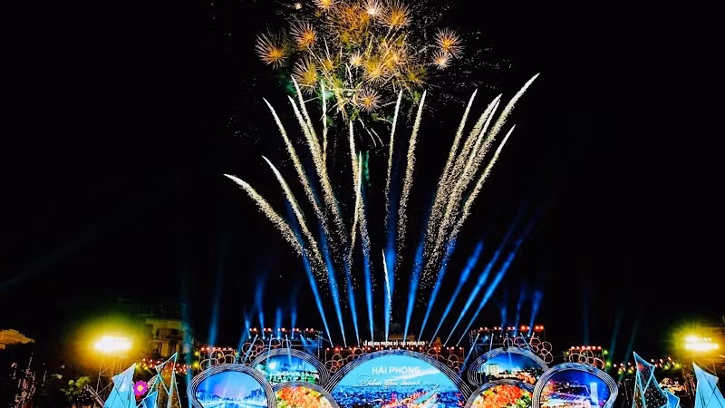 This is the first year Hai Phong City holds a firework display on New Year’s Eve.